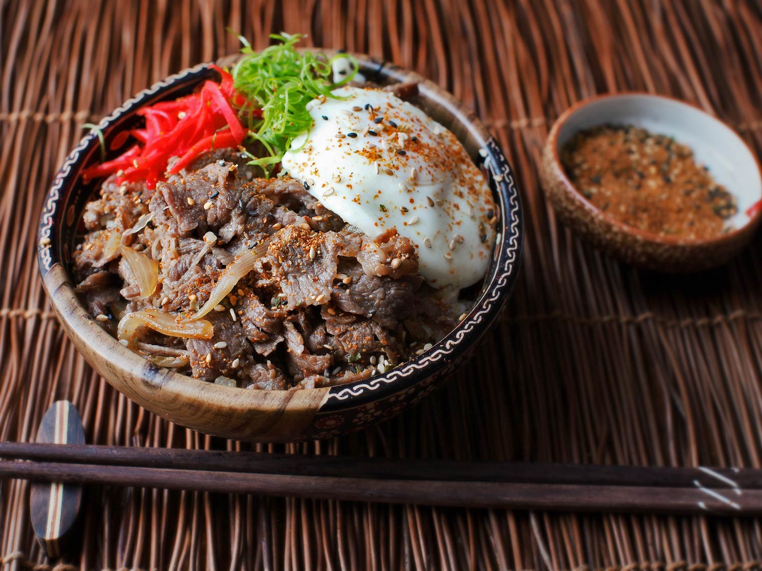 Гюдон (Японская миска с рисом и тушенной говядиной)