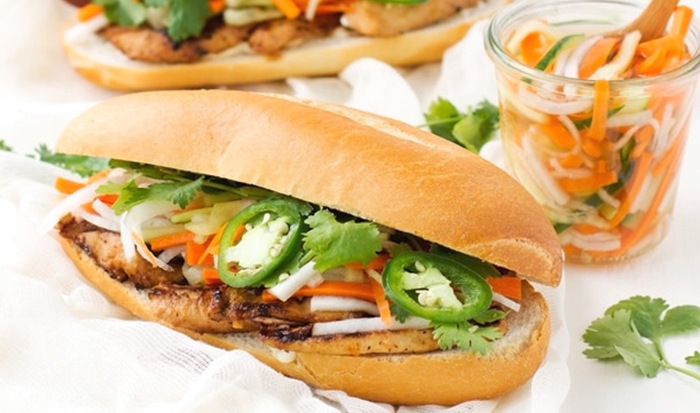 Вьетнамский куриный сандвич с маринованными овощами