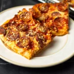 Сицилийская пицца с пепперони и острым томатным соусом