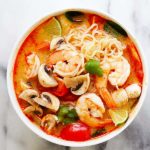 Тайский суп с креветками и лапшой